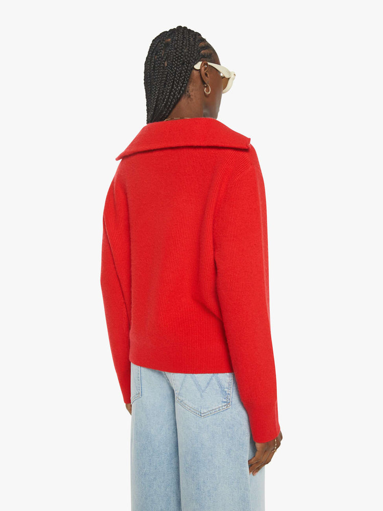 WOMAN Back view of a woman in a red sweater with a V-neck that zips, drop shoulders and a loose fit.