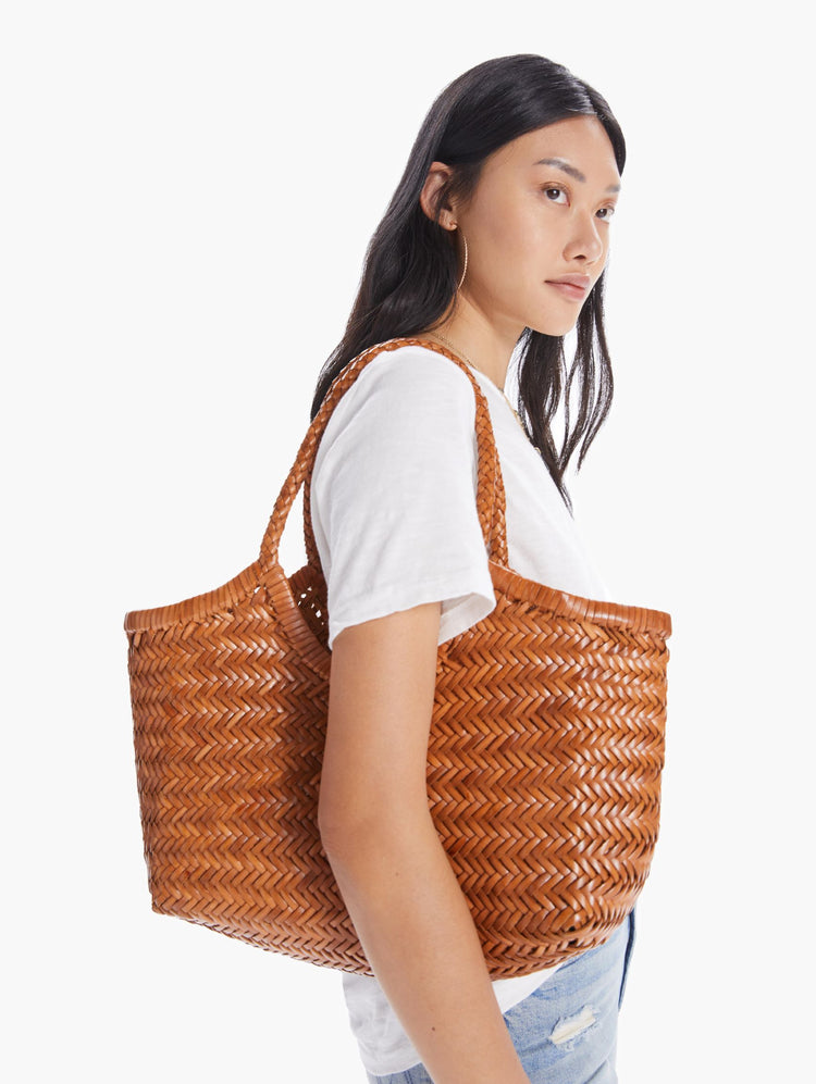 Dragon Diffusion | Women Big Nantucket Woven Leather Basket Bag Natural Unique